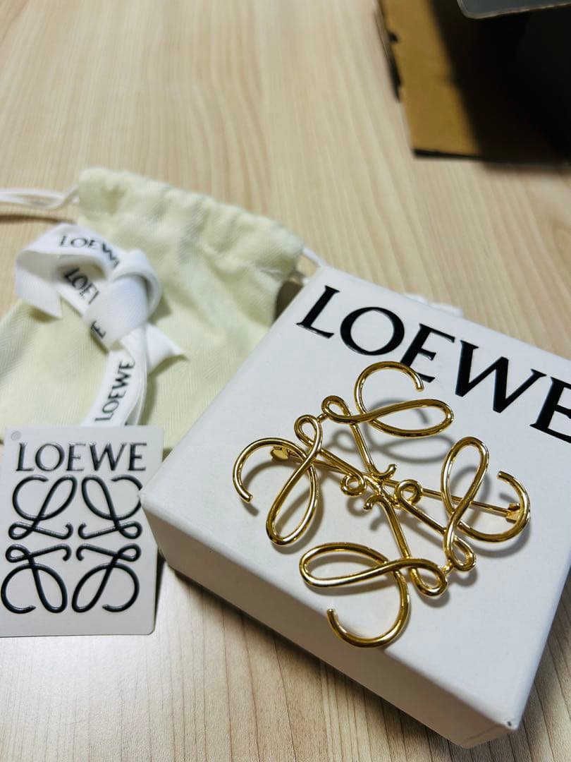 【正規品】LOEWE ロエベ ブローチ ゴールド【ギャランティカード付き】 正規品】LOEWE ロエベ ブローチ ゴールド【ギャランティカード付き