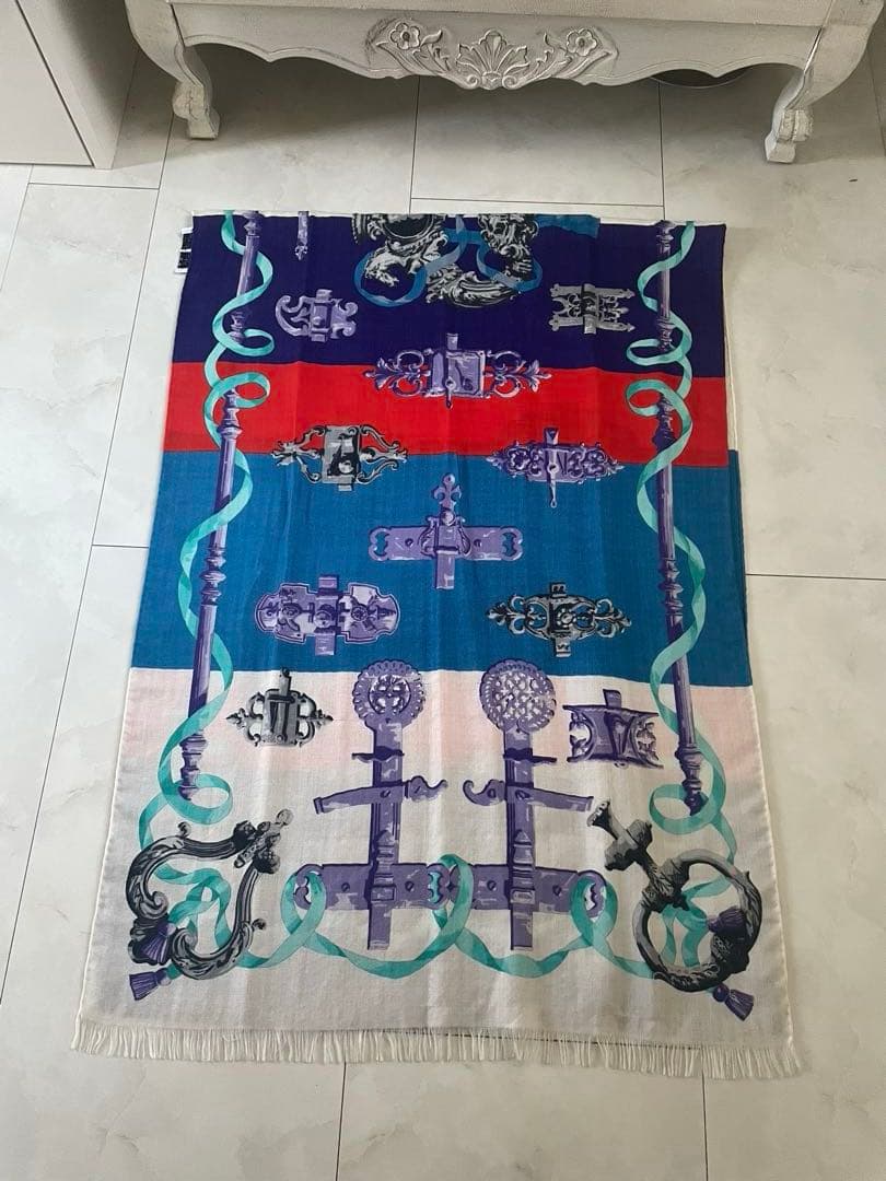 Hermes装飾的なマルチカラーストール