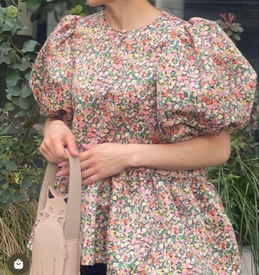 美品！TSURU by mariko oikawaフラワープリントエレノア TSURU by Mariko Oikawa（ツルバイマリコオイカワ）の「TSURU by