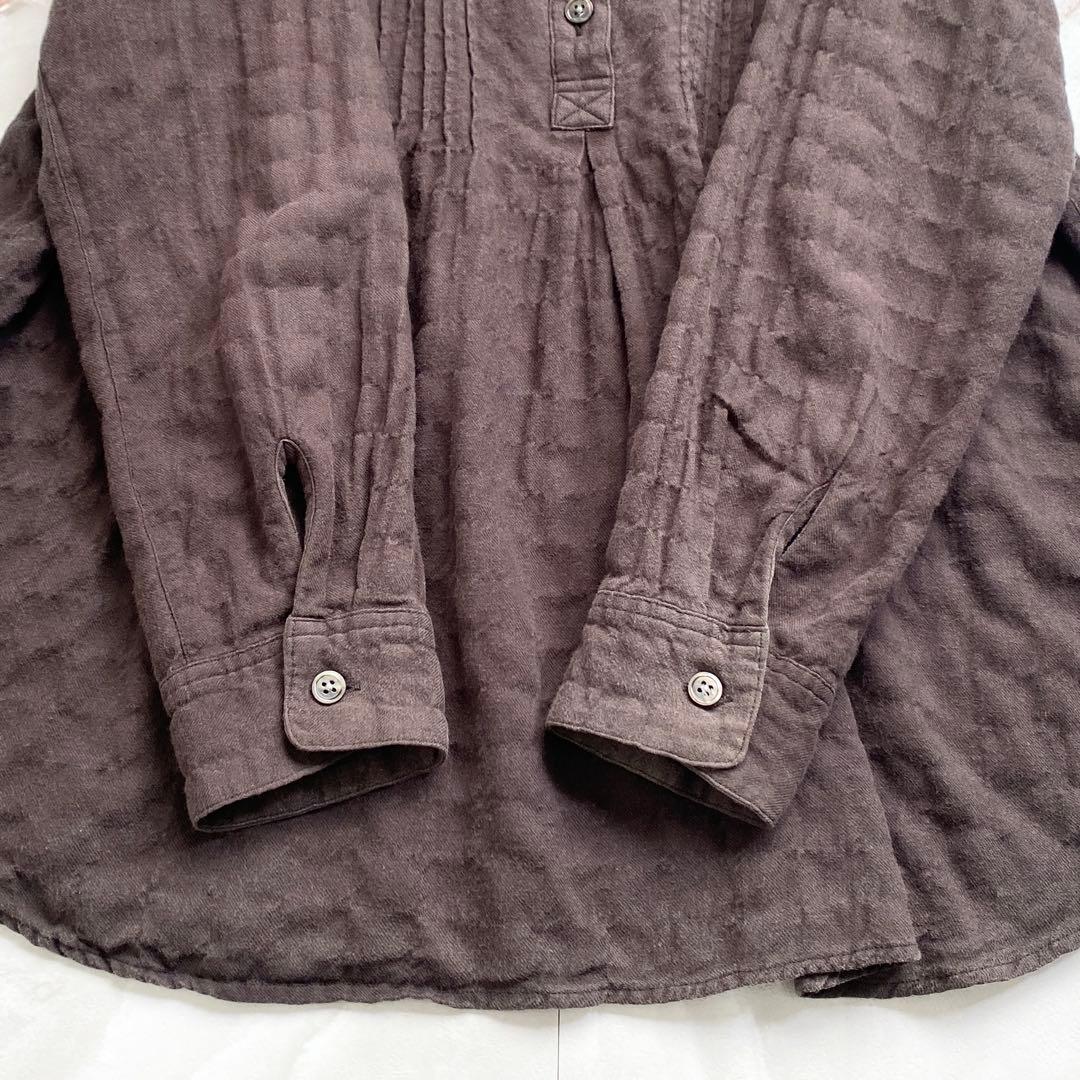 A18443 マドモアゼルノンノン スタンドカラーピンタックブラウス 茶系