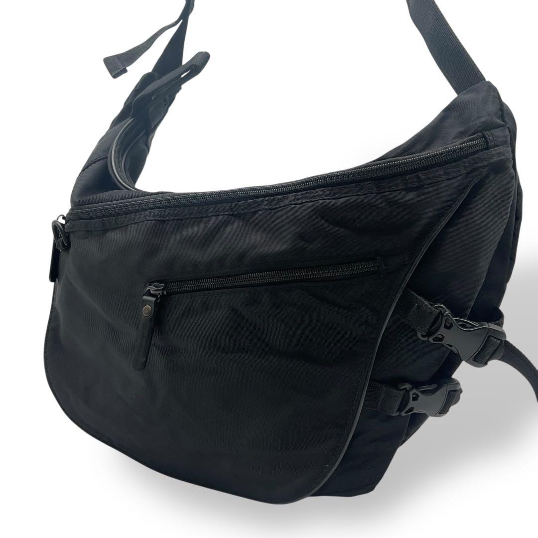 美品 オニツカタイガー メッセンジャーバッグ クロスボディバッグ ナイロン 黒 Onitsuka Tiger（オニツカタイガー） ショルダーバッグ バッグ SMALL