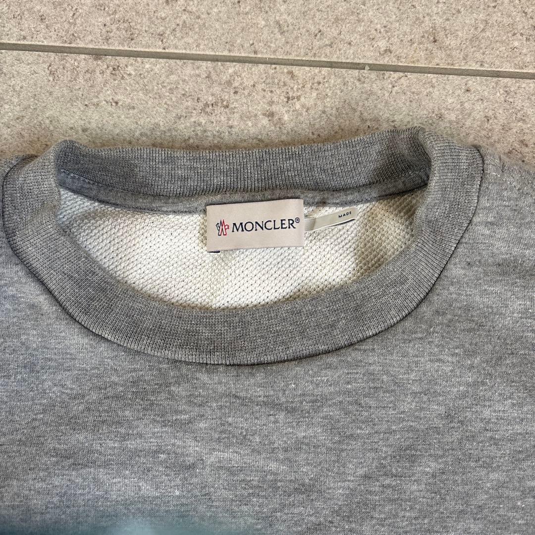 美品 MONCLER モンクレール ロゴワッペントレーナー XSストーン グレー