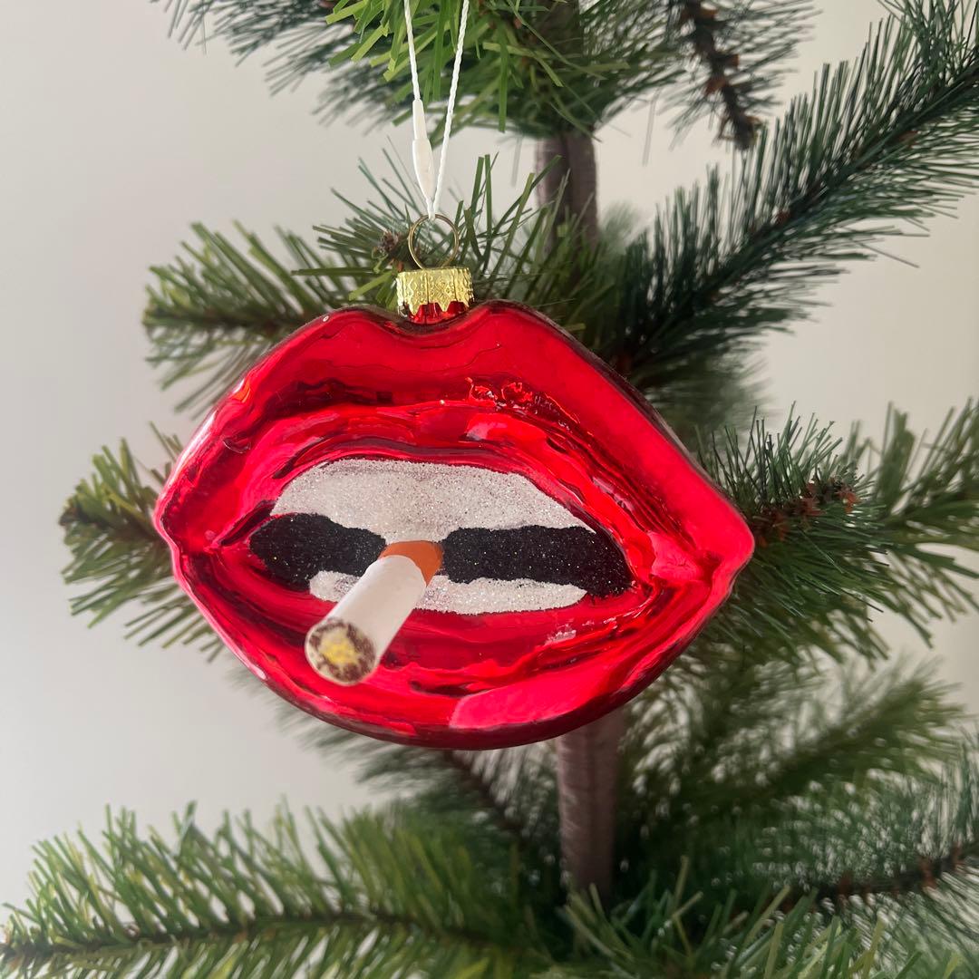 アスティエ。赤い唇のクリスマスオーナメント - メルカリ