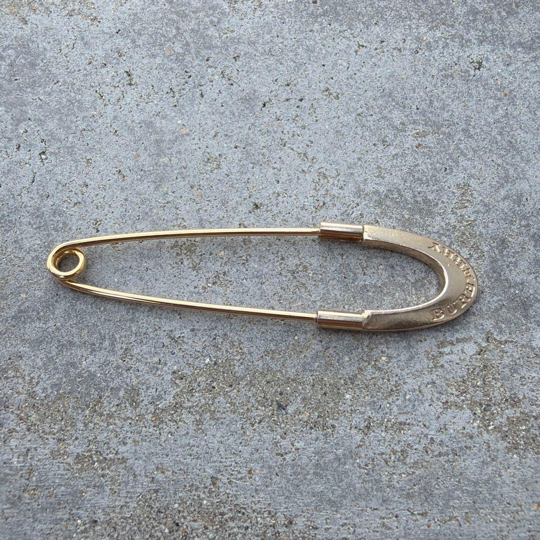 Burberry 安全ピン型ブローチ ゴールド - メルカリ