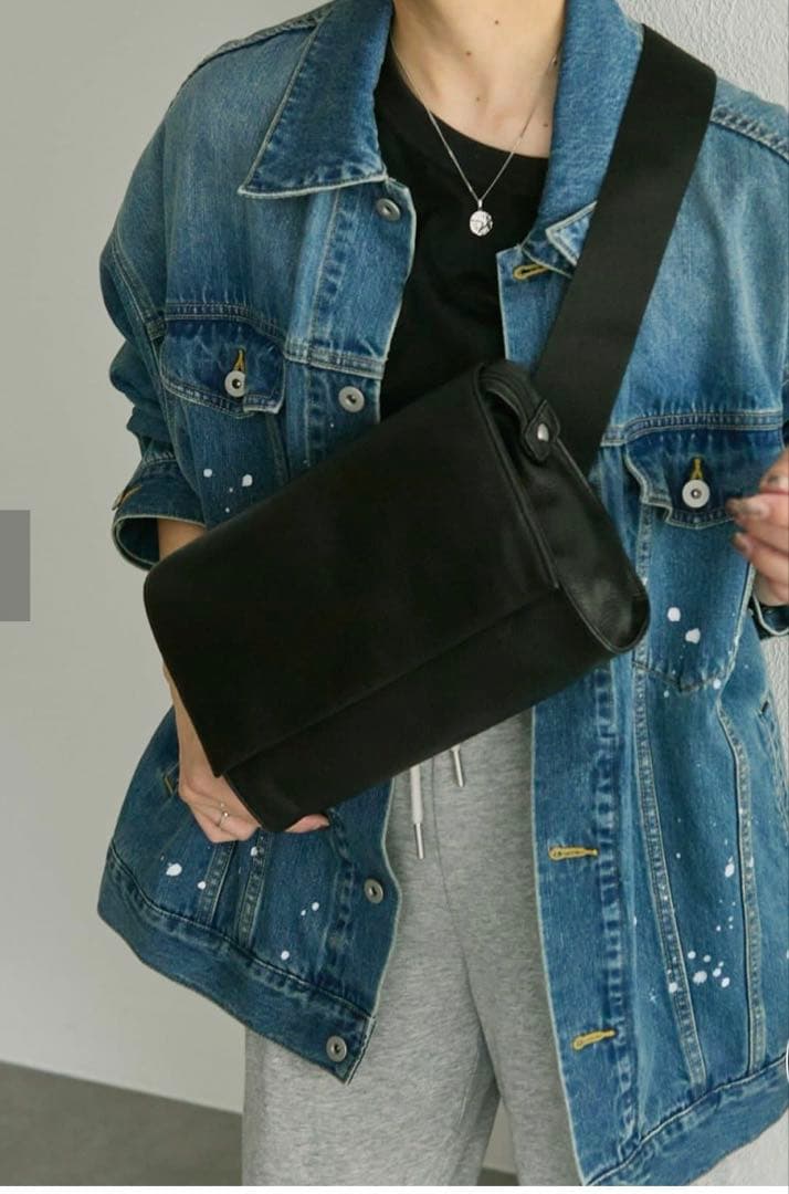 美品イアパヒヨネ　ワイドテープショルダーブラック ボディバッグ本革 ear PAPILLONNER（イア パピヨネ） ショルダーバッグ バッグ 「本革