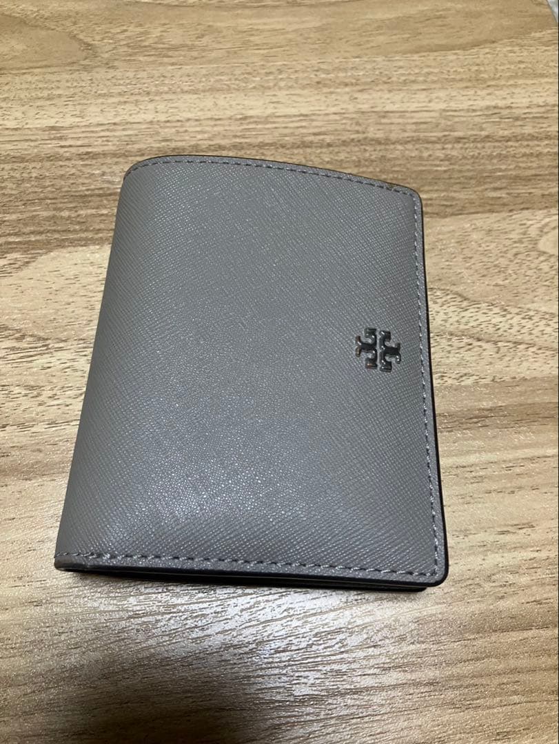 Tory Burch トリーバーチ グレー 二つ折り財布 - メルカリ