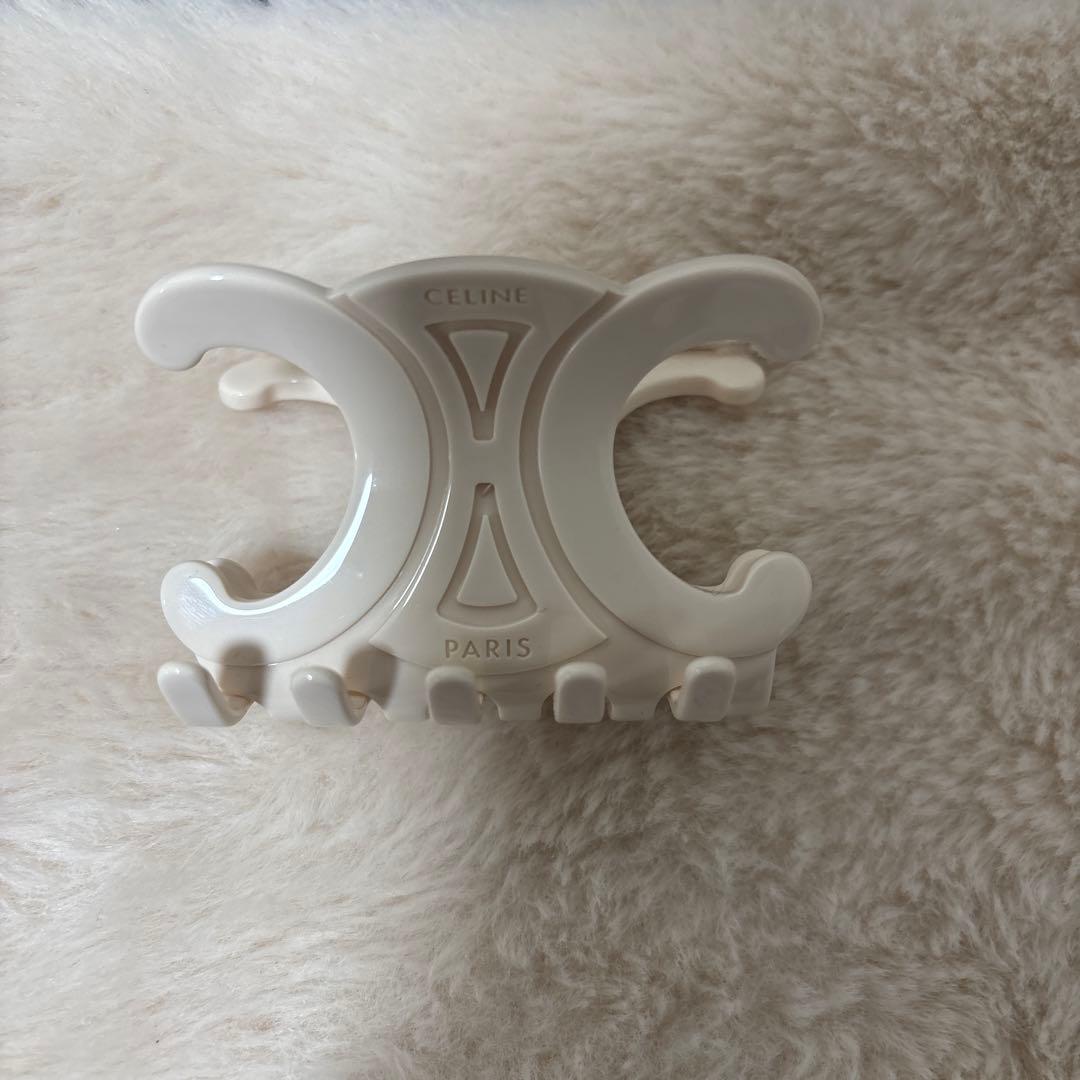 【最終値下げ】　CELINE ホワイト トリオンフ　ヘアクリップ ☆コーディネートのポイント☆【CELINE】トリオンフヘアクリップ