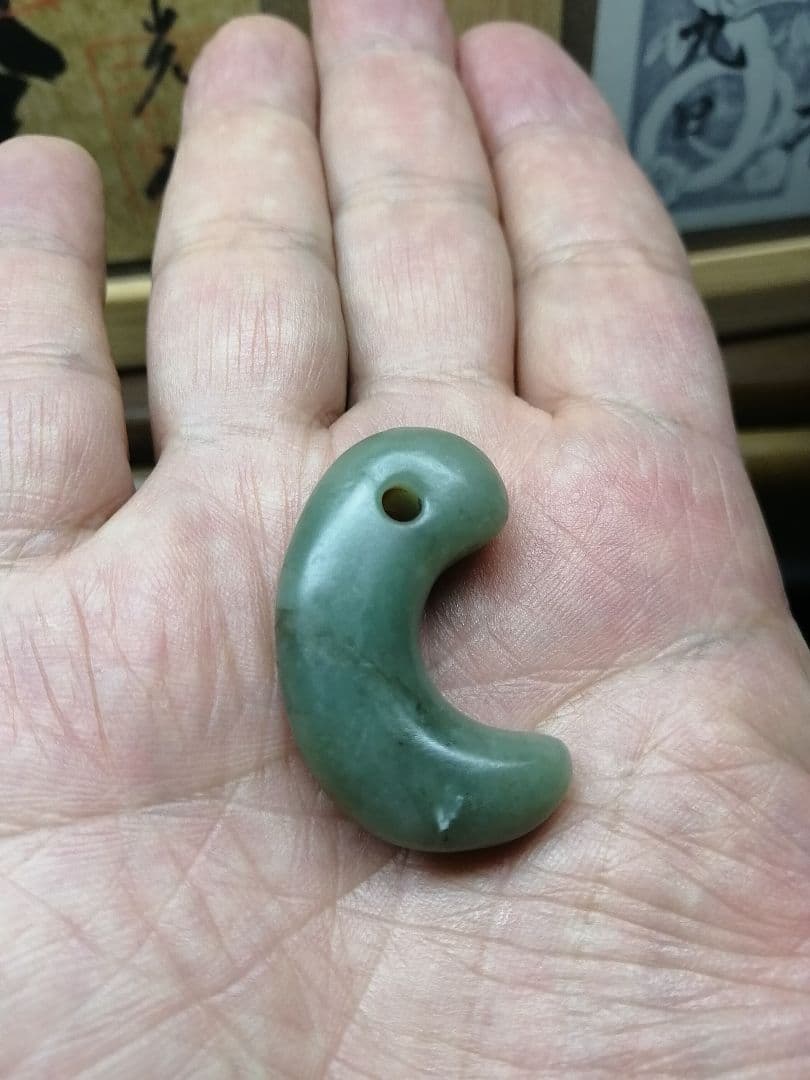 ☆古墳期『糸魚川翡翠勾玉』出土品。翡翠勾玉。3.6cm。かなり洗練され