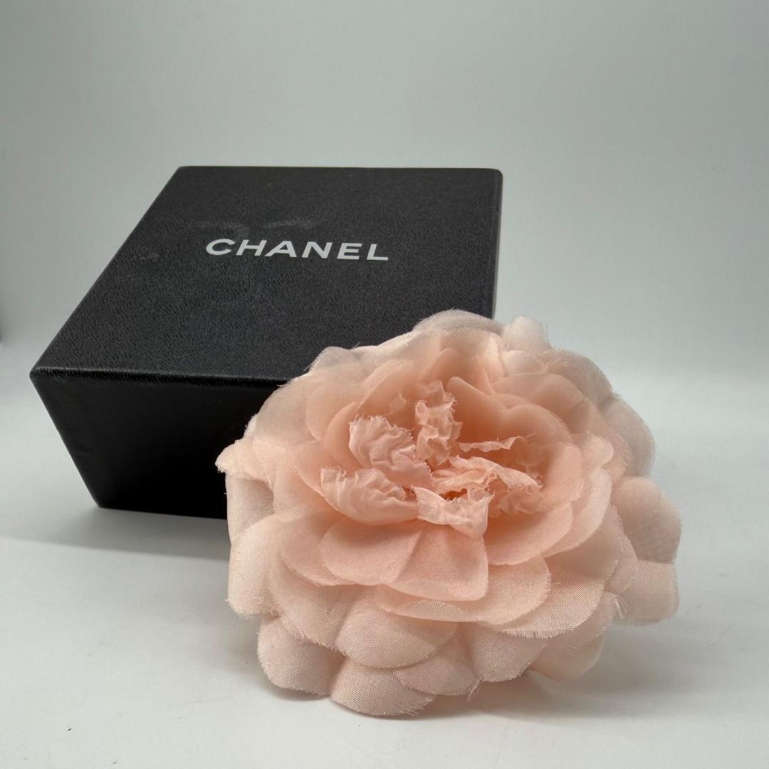 18214✨CHANEL シャネル 花 カメリア コサージュ ピンク シャネル CHANEL カメリア コサージュ ブローチ ピンク WS3779 – NUIR