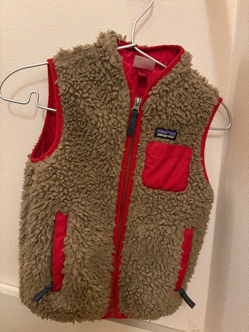 patagonia フリースベスト ベージュ/赤 - メルカリ