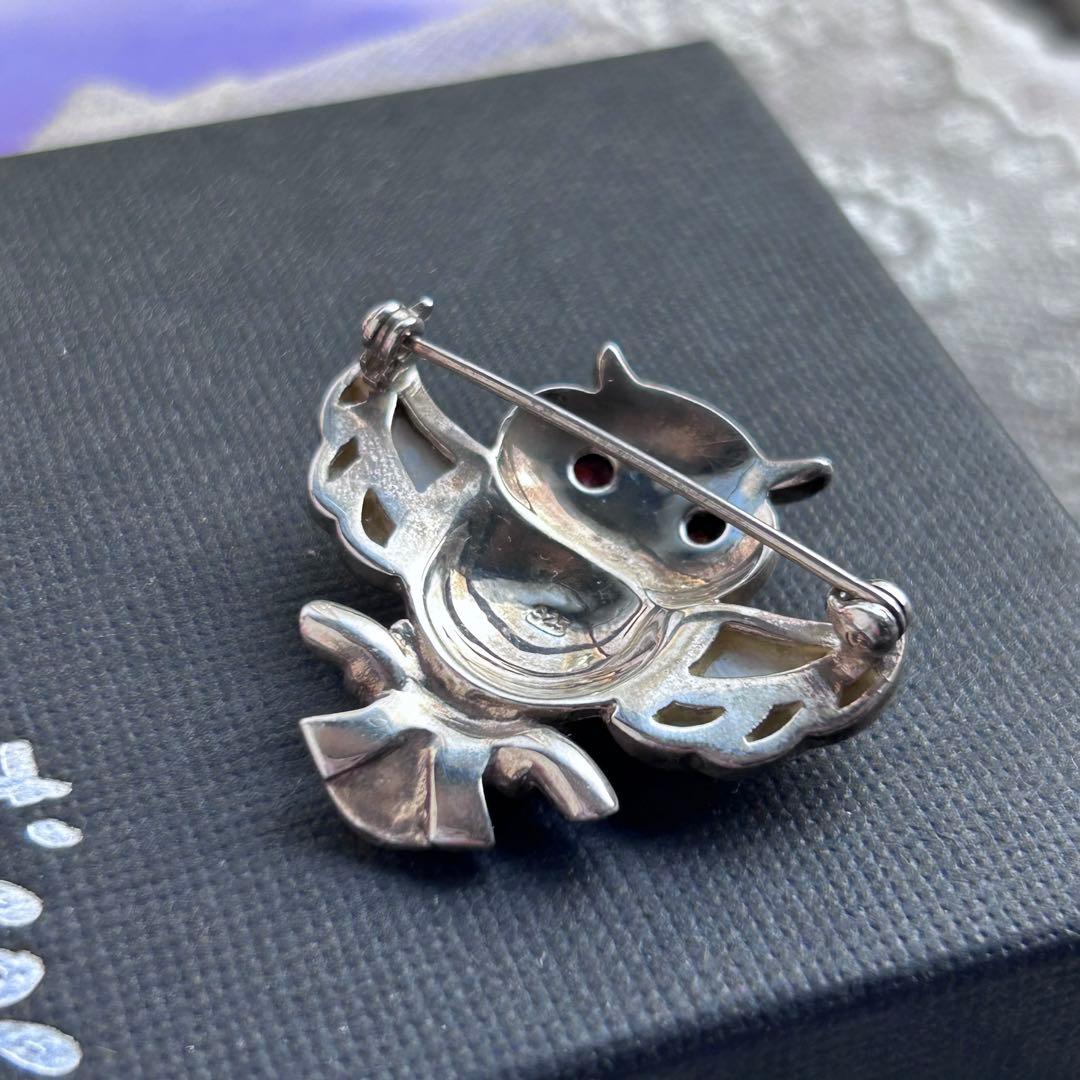 entiere【シルバー925＆ガーネット＆マルカジットのベル】美しいブローチ