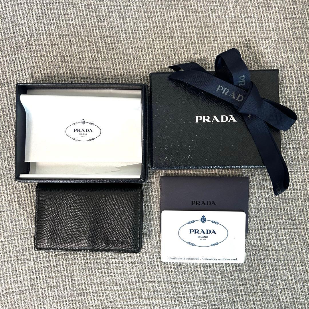 【Haruki Fujioka 】PRADA 名刺入れ カードケース 黒 楽天市場】PRADA プラダ メンズカードケースメタルロゴ 二つ折り名刺