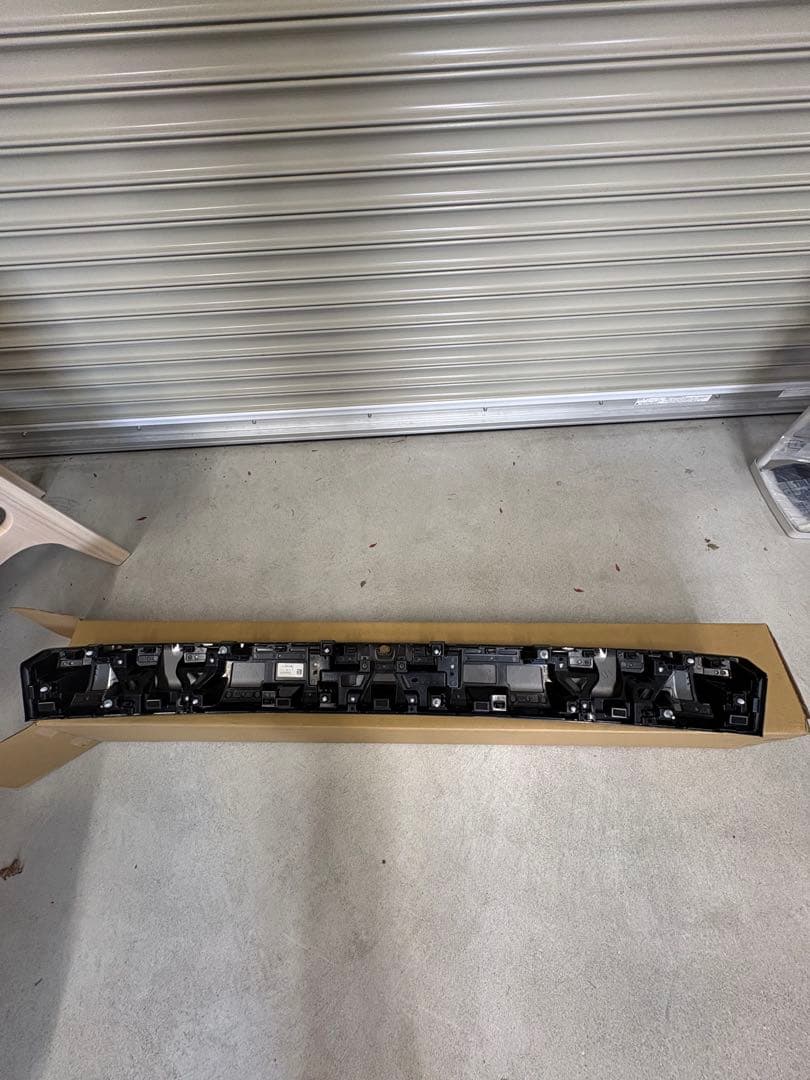 新車外し未使用、新型デリカD5純正リアガーニッシュ一体リアエンブレム