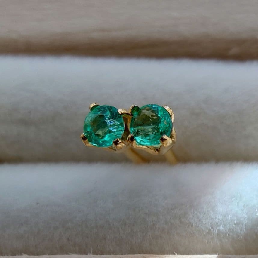 S✧天然石エメラルド 2.5mm✧　ピアス　サージカルステンレス