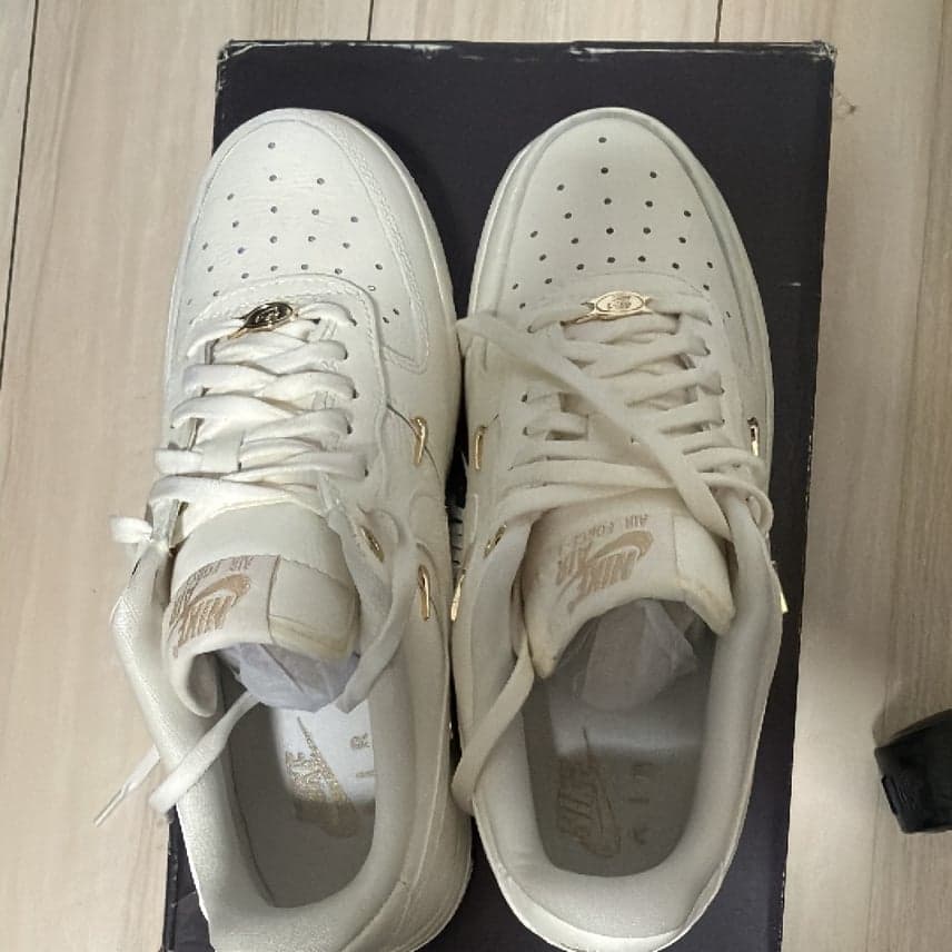 Nike Women's Air Force 1 '07 LX　23.5cｍ　白