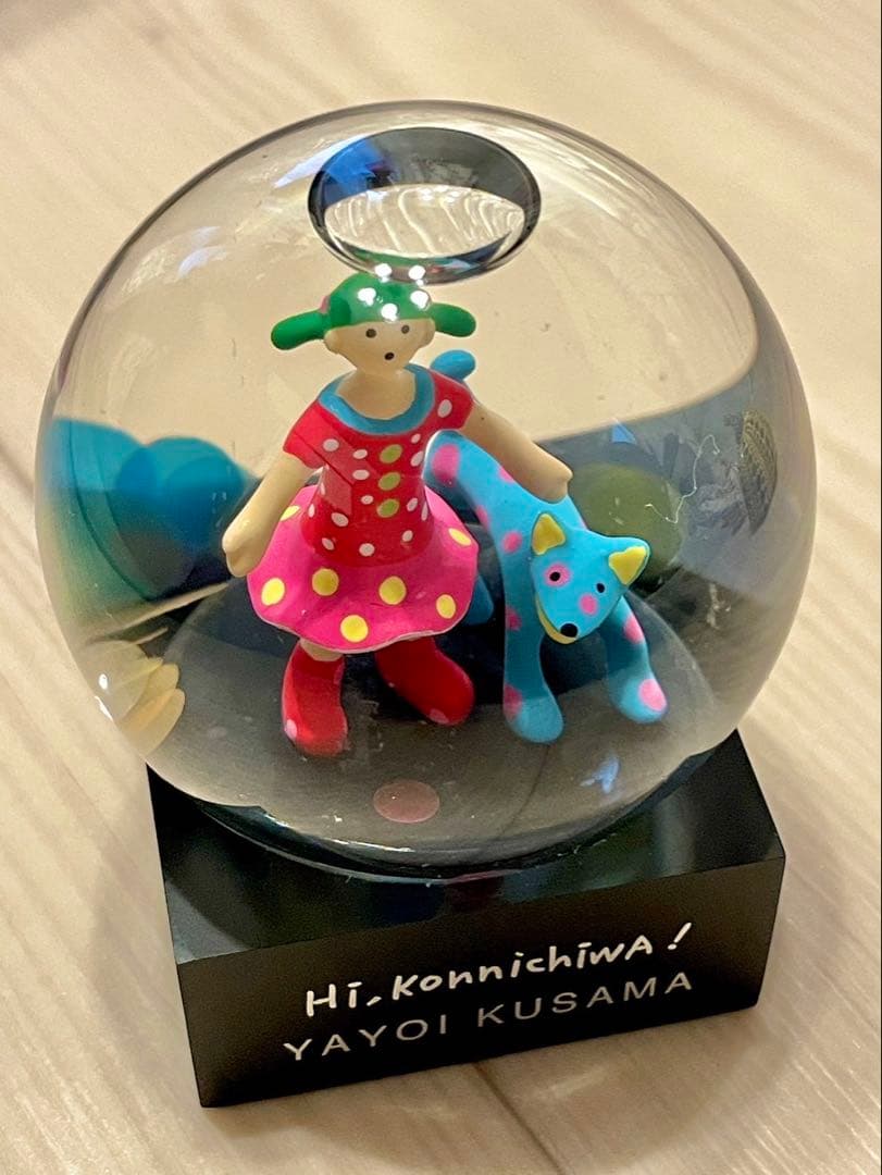 草間彌生 スノードーム Yayoi kusama Hi,konnichiwa! 究極の東京土産｜「草間彌生 スノードーム」はお手頃価格のキュートな