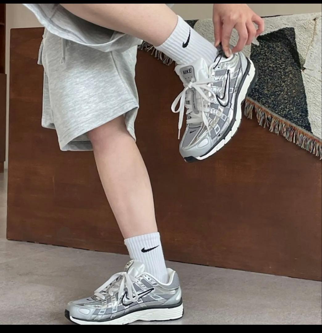 【新品】NIKE P-6000メタリックシルバー　23.5cm タグ、箱有り