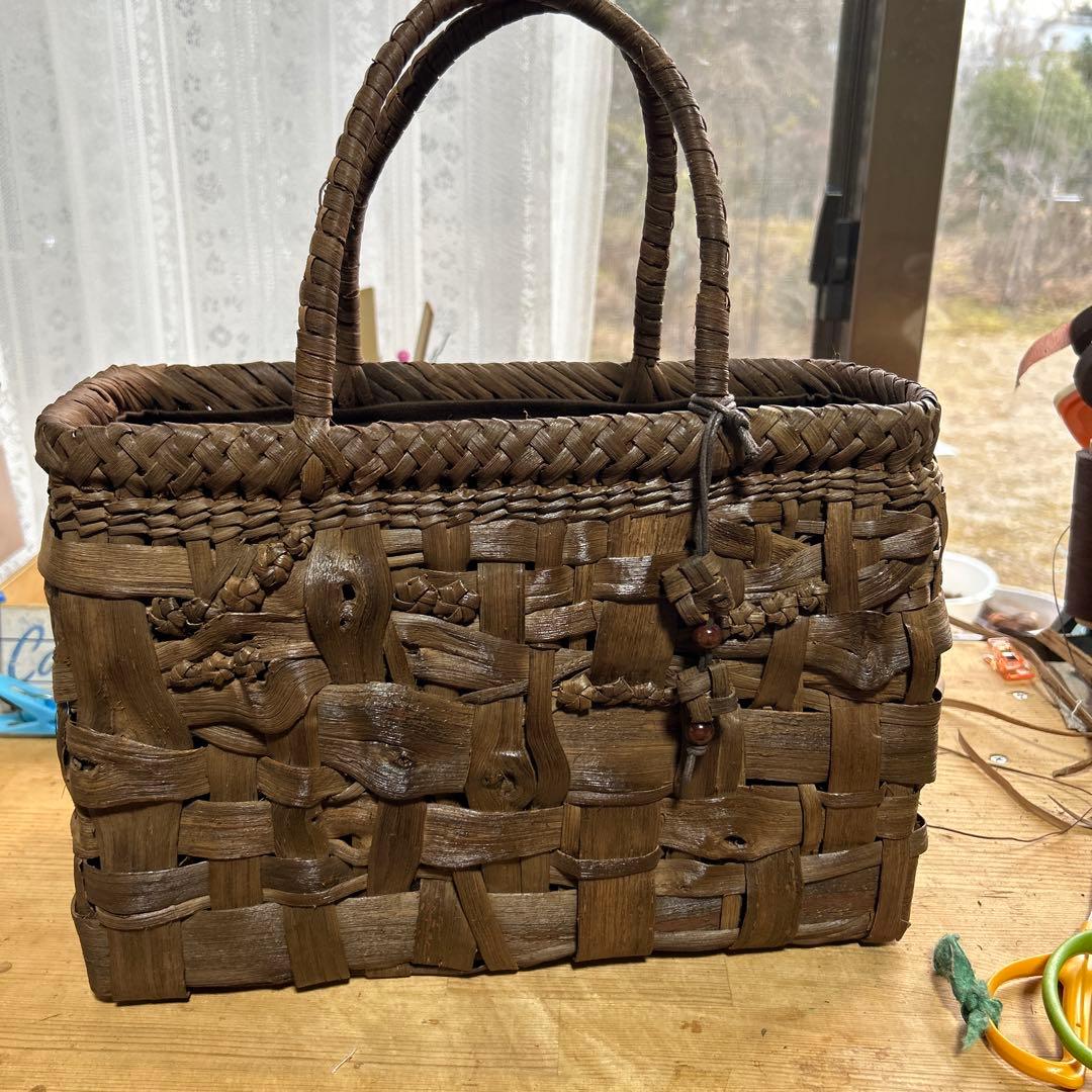 国産山葡萄バック　磨き上げたつやをみて下さい お手入れ方法／ 山葡萄かごバッグは 撫でて撫で撫で☺️ 愛情たっぷり