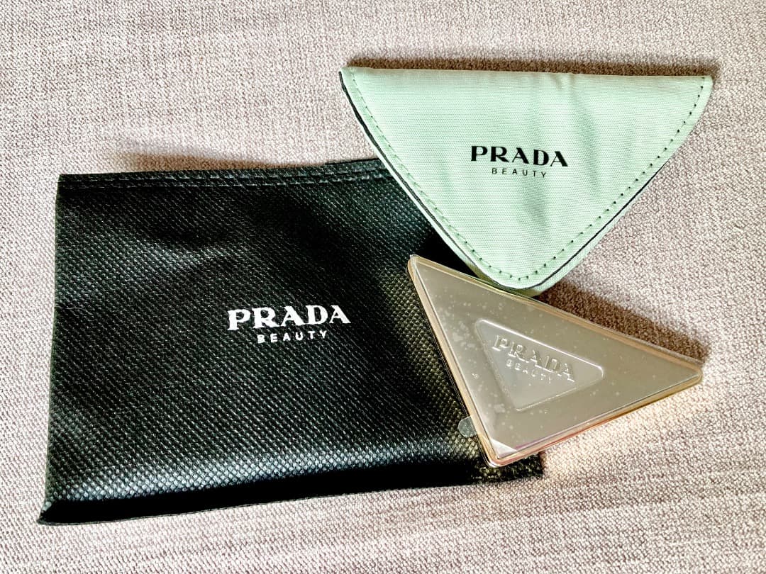 PRADA ミラー ノベルティ 三角形 ケース付き - メルカリ