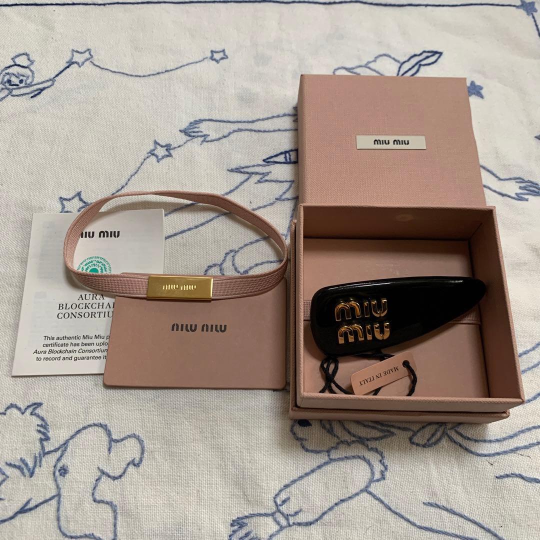 パテントレザーヘアクリップ ミュウミュウ miu miu ロゴ入りヘアピン