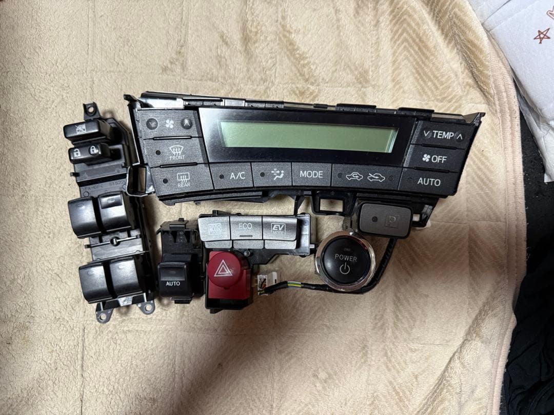 LED打ち替え済 30プリウス 前期 エアコン パワーウィンドー ハザード等色々 30プリウス LED打替え エアコンパネル パワーウィンドウ プッシュ