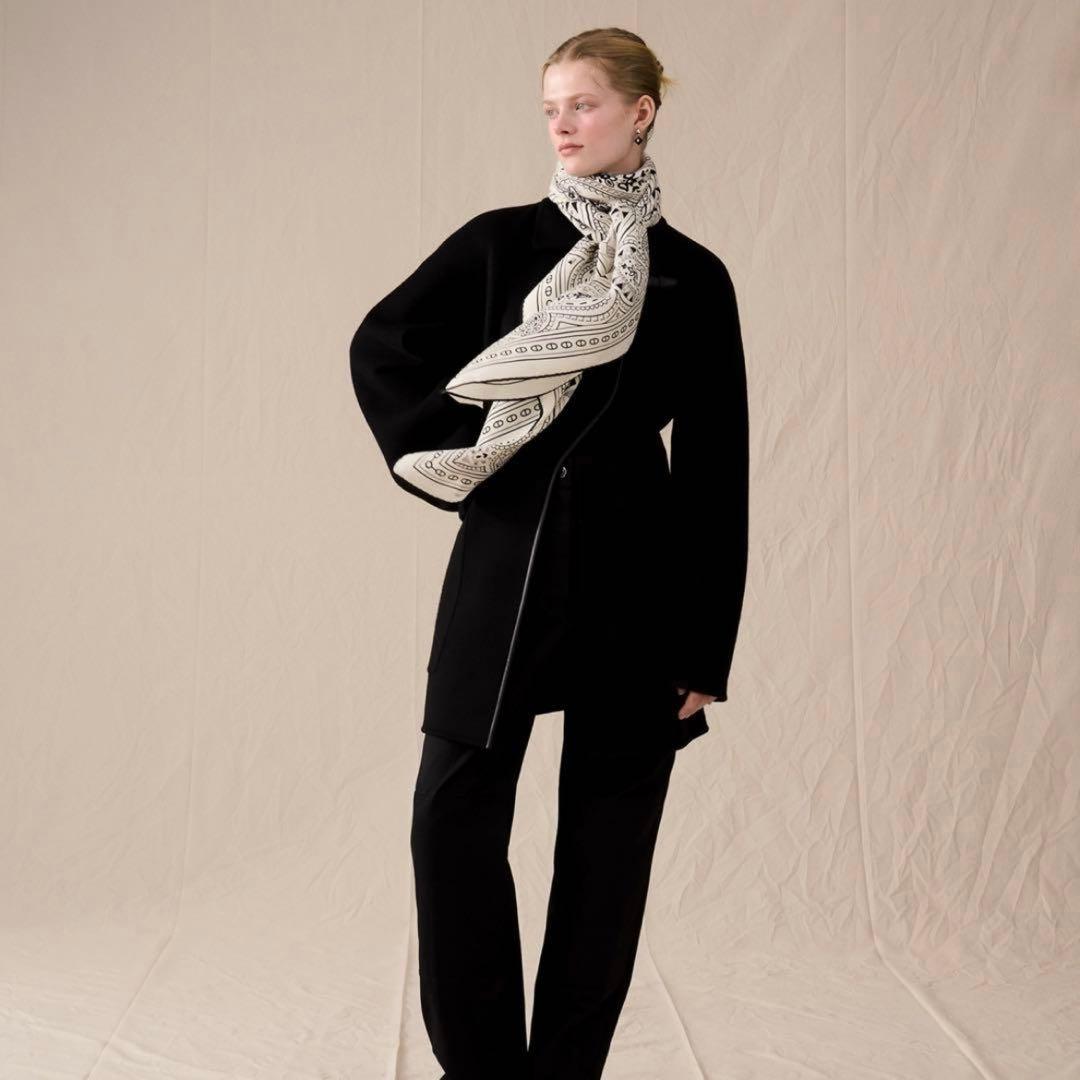 エルメス 2025AW カレジェアン《シュヴァル・ドゥ・クール・バンダナ》白×黒