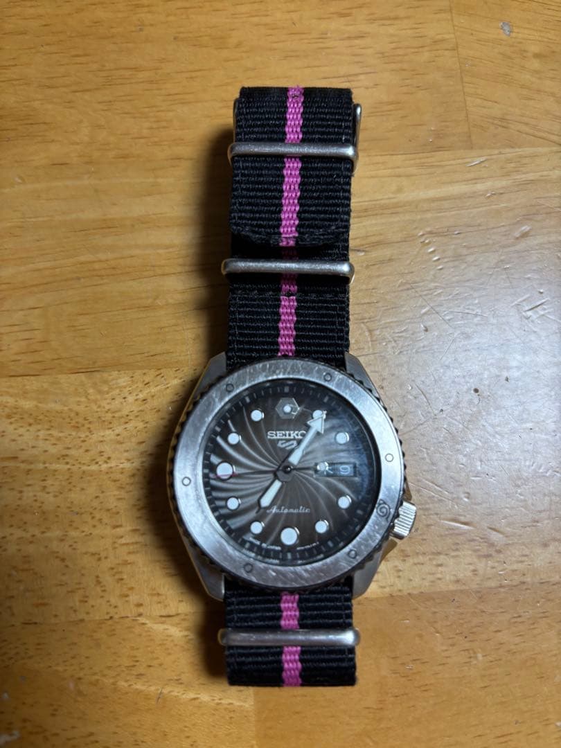 SEIKO 自動巻き時計 ブラック/ピンク　ナルトコラボ　値下げ交渉◯ セイコー 5スポーツ＞から、TVアニメ「NARUTO－ナルト－」「BORUTO