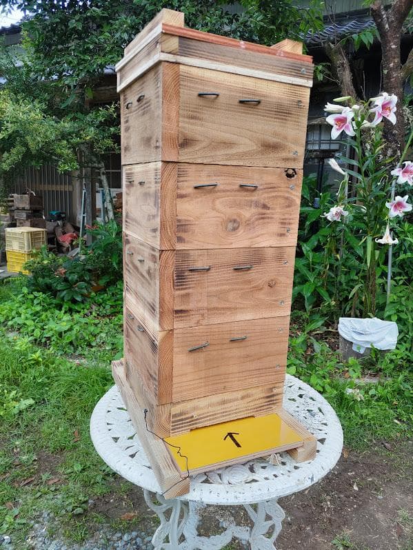 日本蜜蜂 重箱式巣箱 スライド底板 説明書有　プラス　誘引液300㌘ 日本蜜蜂 重箱式巣箱 スライド底板 説明書有 スムシ対策万全 +誘引液