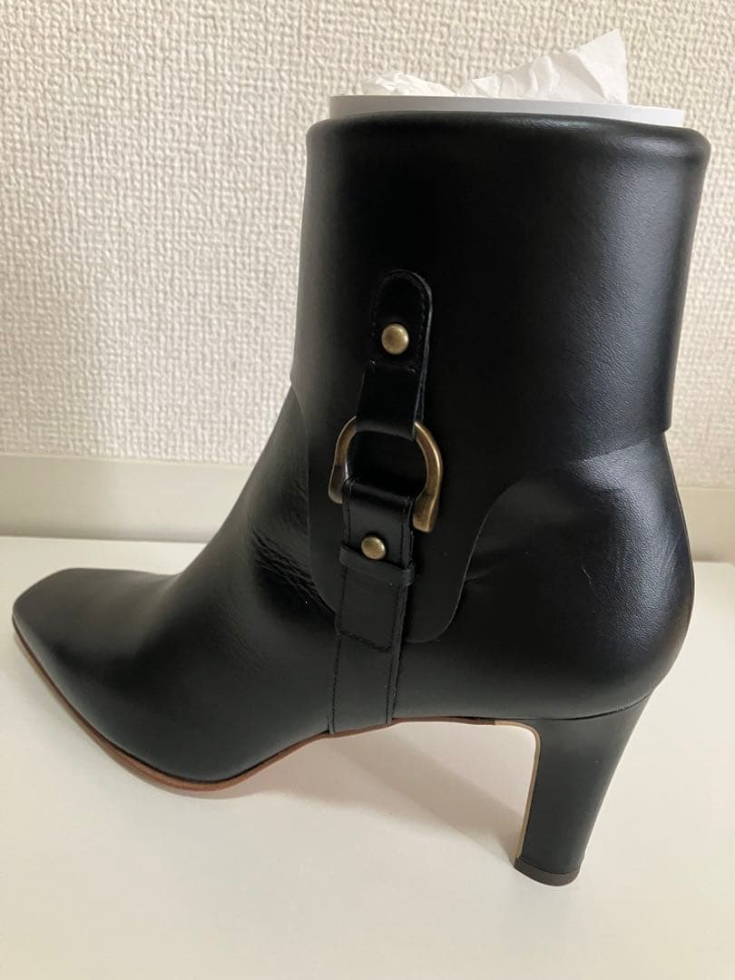 DIANA 黒レザーブーツ バックル付き diana（プラスダイアナ） ブーツ 「軽量」クリスタルバックル ショート