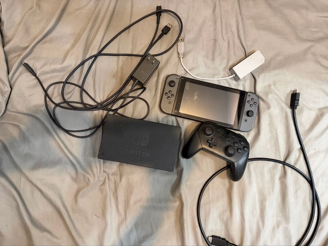 switch本体　プロコン、有線LANアダプタ付き（どちらも箱無し） サイバーガジェット、Switch本体とプロコンの同時充電を可能にする2股