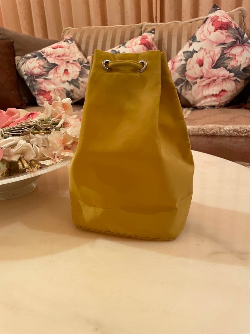 PRADA❣️イエロードローストリングポーチ‼️新品未使用❣️極美品