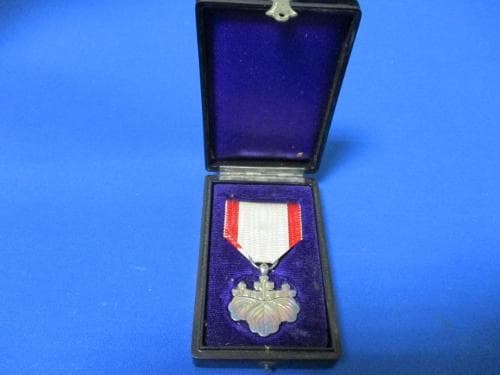 勲章 勲八等白色桐葉章☆1875年（明治8年）～／純銀製／漆塗箱付き／美