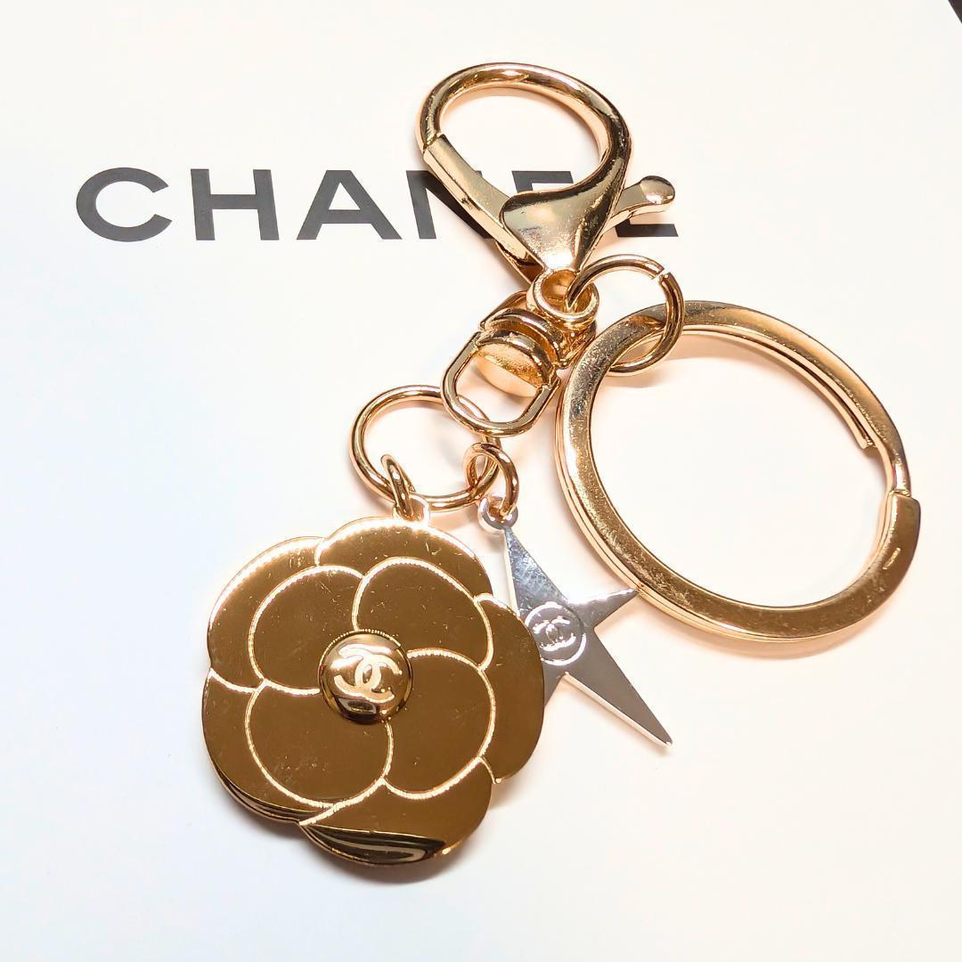 限定価格】CHANEL 2025 シャネル チャーム キーホルダー カメリア