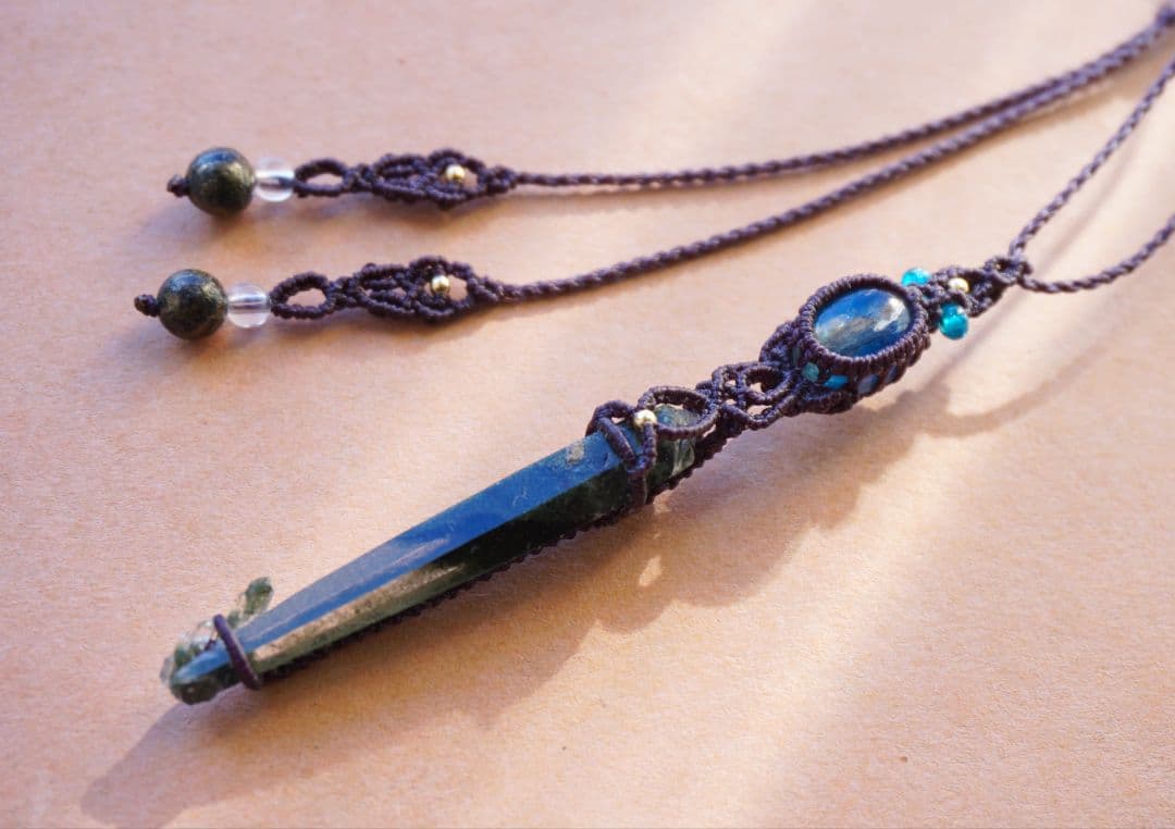 《P.》クリスタルポイント&カイヤナイト　マクラメネックレス