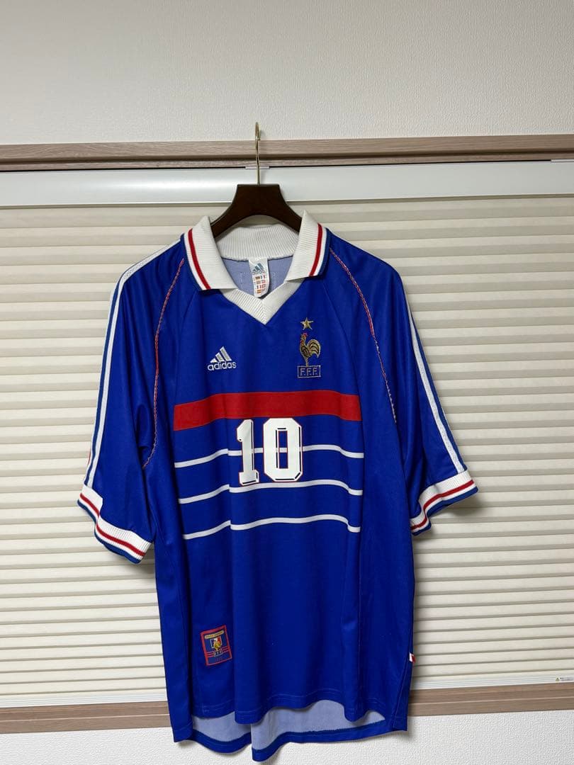 A*N様 フランス代表ジダンユニフォーム98年モデル W杯優勝時のジダン氏のユニフォームがオークションに。「20年間洗わず