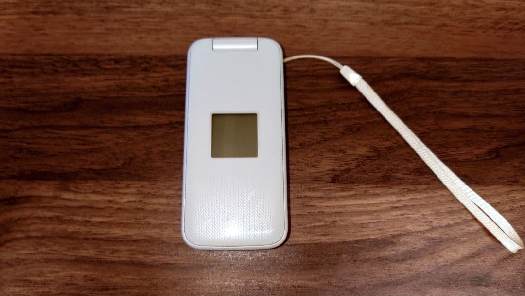 docomo らくらくホン F-01M ホワイト※充電器・充電スタンド付き - メルカリ