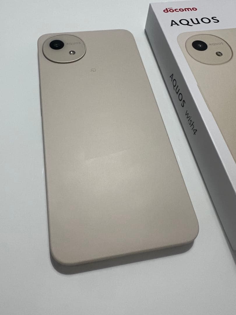 docomo AQUOS wish 4 ホワイト - メルカリ