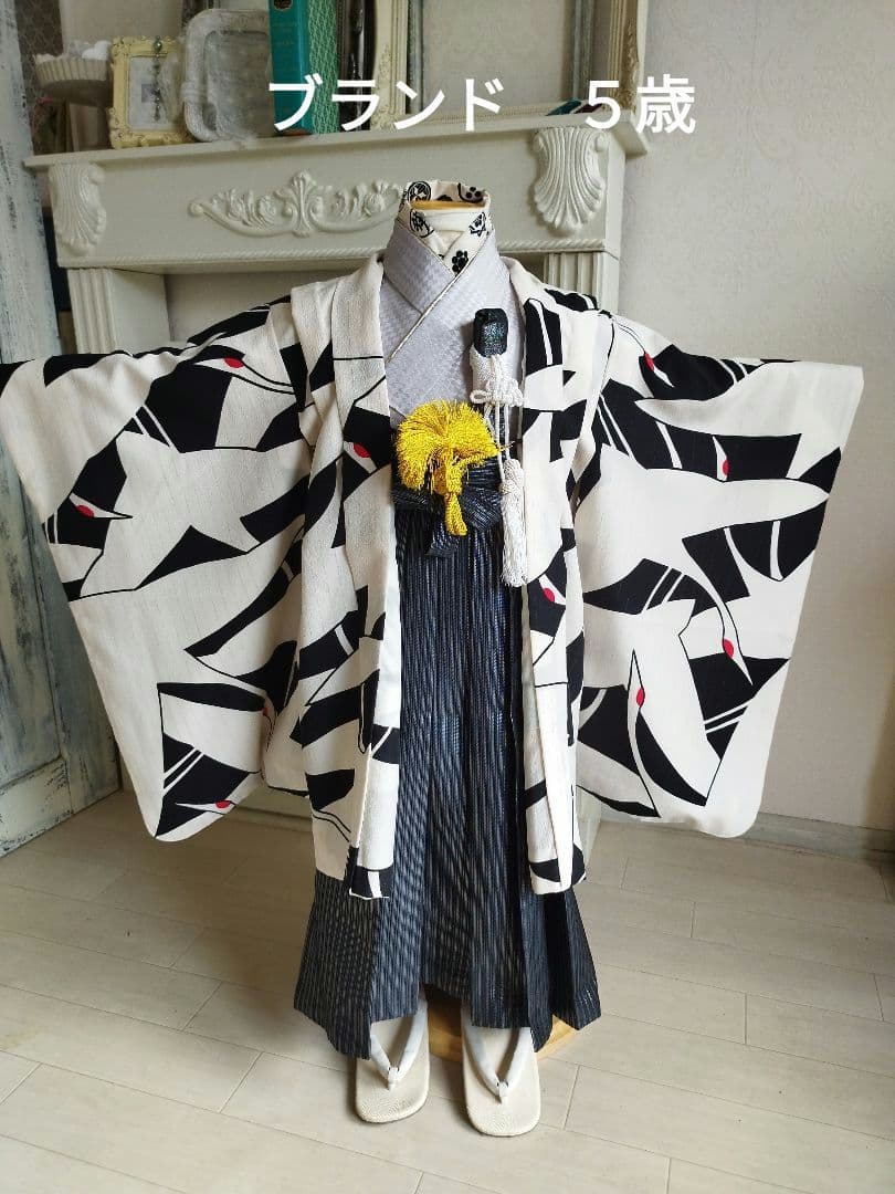 白と黒の幾何学模様が個性的な☆七五三５歳男の子 男児袴：BY109 【五歳】黒熨斗束向い鷹×黒華花変り格子 七五三男児袴