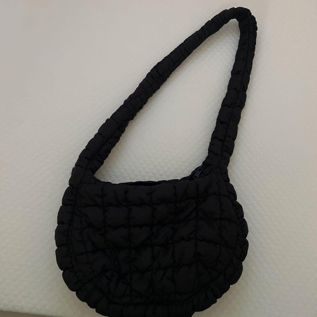 美品】COS キルトメッセンジャーバッグ ブラック - メルカリ