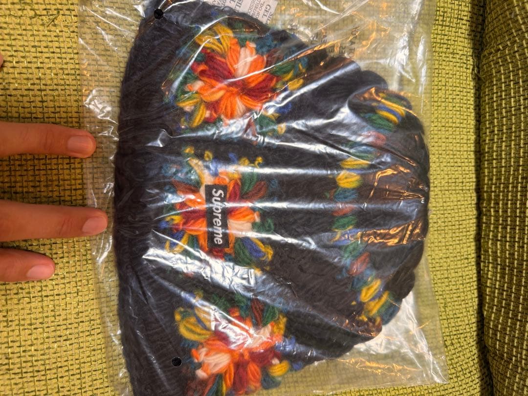 Supreme 花柄刺繍 ニット帽 黒 - メルカリ