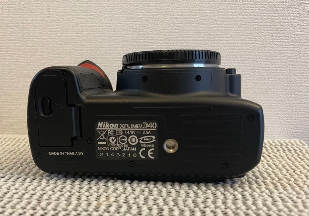 Nikon D40 本体 バッテリー、充電器と(2冊雑誌付属) - メルカリ
