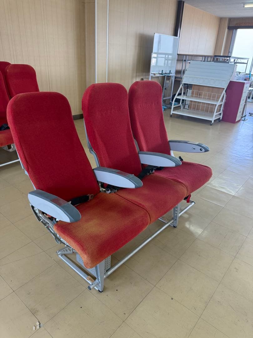 観光専門学校使用品　飛行機　旅客機　椅子　実習用③ 小学館「幼稚園」付録に機内アナウンス・エンジン音の流れる紙の飛行機