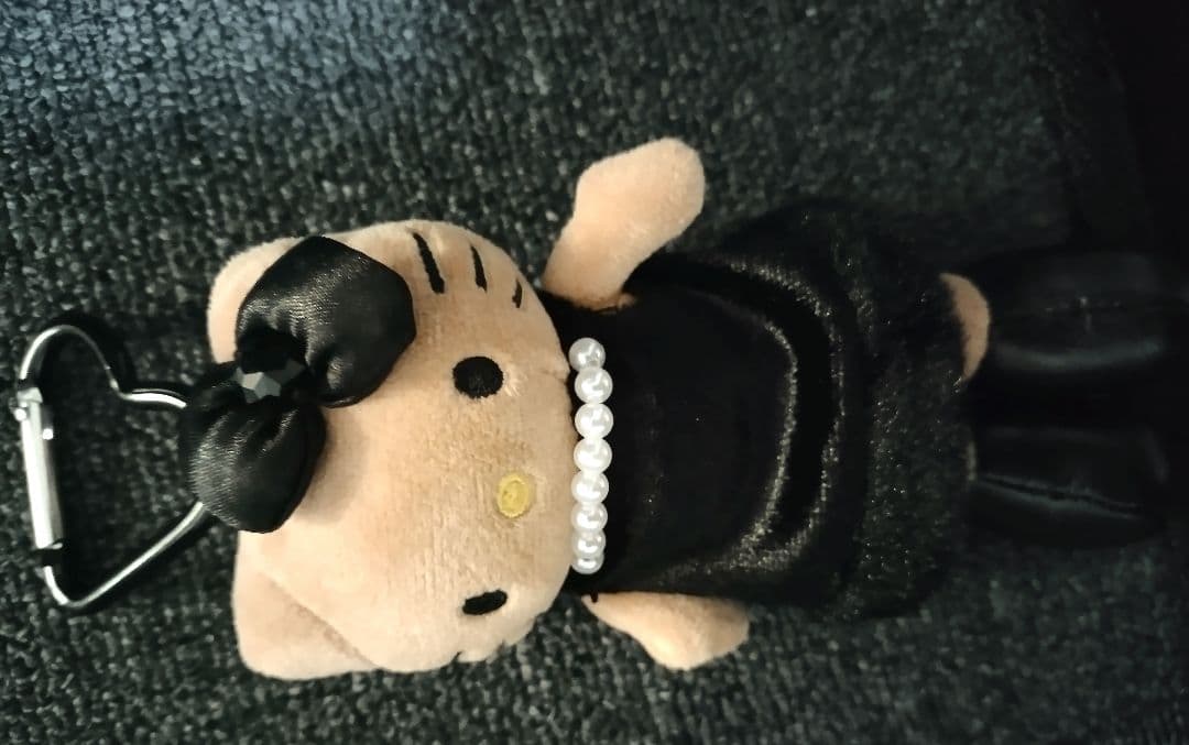日焼けキティ 黒ドレス 黒キティ キーホルダー マスコット - メルカリ