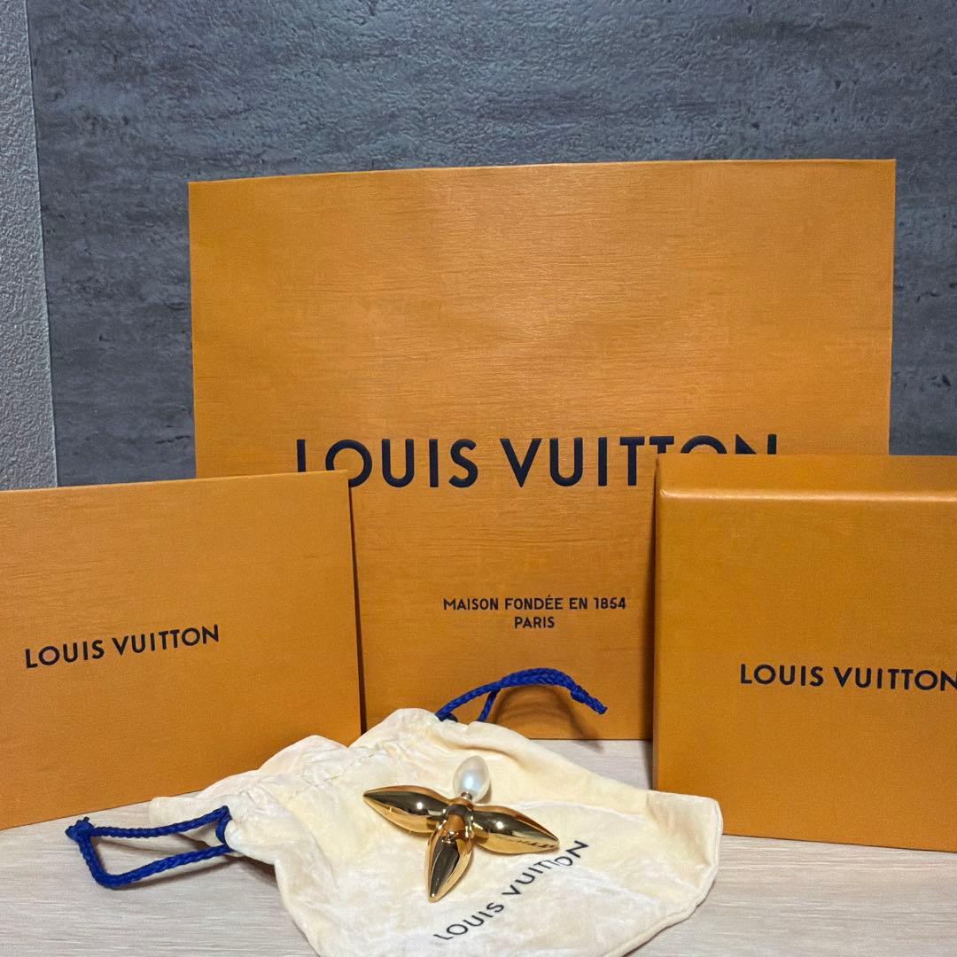 Louis Vuitton ルイゼットマクロ「片耳のみ」「正規品」「新品未使用」 LOUIS VUITTON(ルイヴィトン) / ブックルドイユ・ルイゼットマクロ