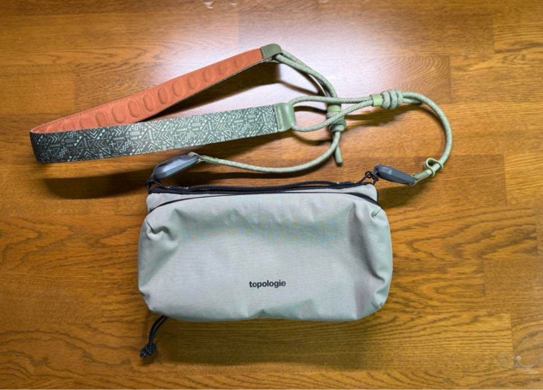 topologie Bottle Sacoche Moss 高品質ストラップ付 Topologie Bottle Sacoche Bag - Medium in Moss Puffer Topologie