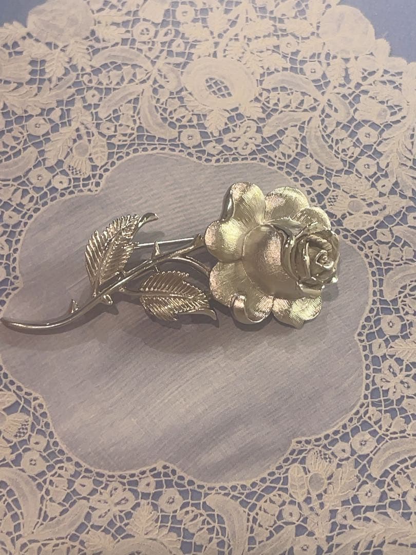 Trifari トリファリ 一輪のローズ 薔薇 ブローチ - メルカリ