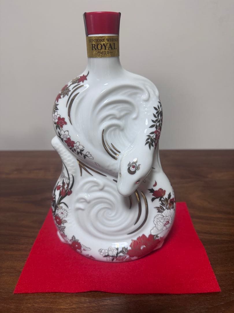 ［大幅値下げ］ ウイスキー 蛇のデザイン Amazon.co.jp: オールド 巳歳 干支ラベル 700ml [サントリー