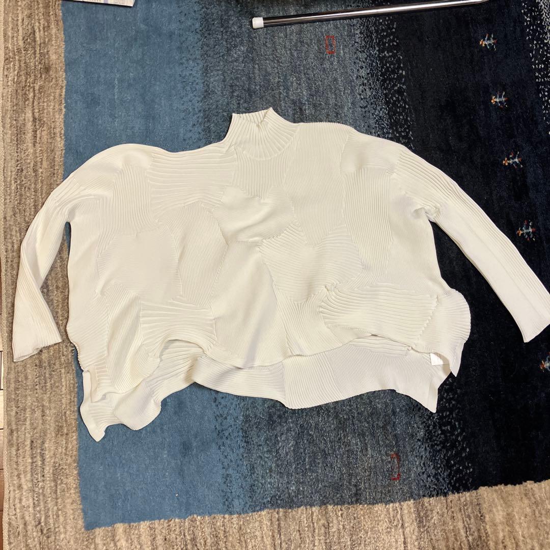 イッセイミヤケ　長袖トップス ミー イッセイ ミヤケ、喜怒哀楽などの“表情”を柄にしたクルーネック