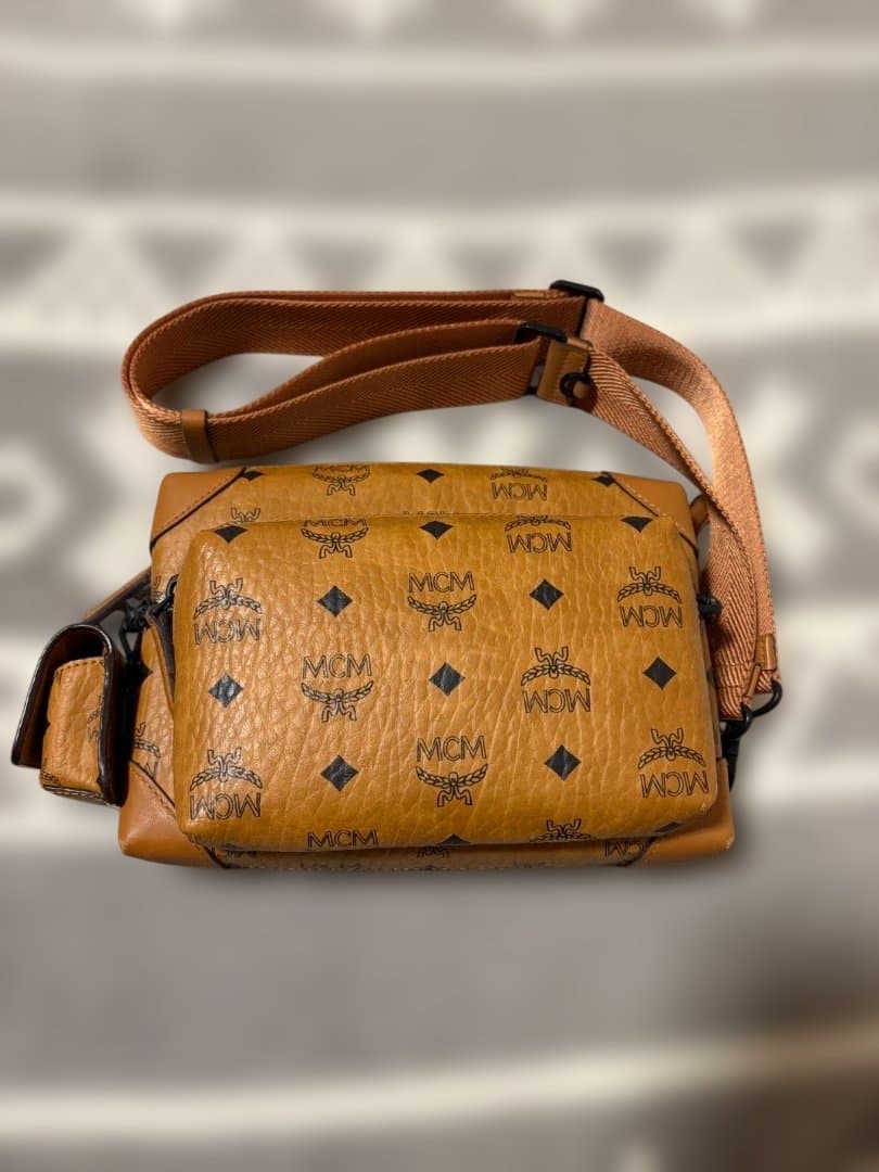 MCM ボディバッグ ブラウン レザー TIDING ボディバッグ 本革 ワンショルダーバッグ 左右両掛け 厚手牛革