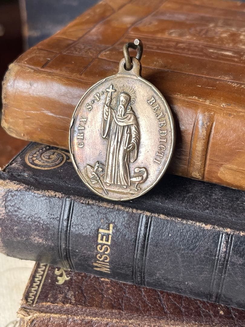 アンティークメダイ 十字架を捧げる聖ベネディクトス ブロンズ12g